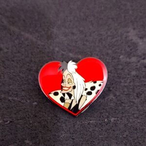 NEW WITHOUT BOX NEVER USED DISNEY LOUNGEFLY VILLAINS CRUELLA DE VIL HEART SHAPED